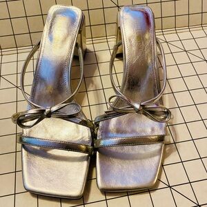 Silver bow Metallic Strappy block Heels size 8.5. Dream Pairs New in box.